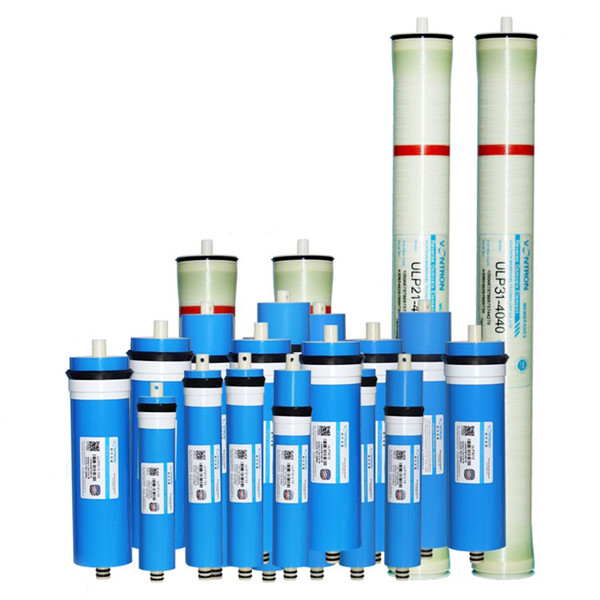 How do reverse osmosis membranes work and what are their characteristics?
